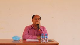 ຕອນເຊົ້າຂອງວັນທີ 28 ຕຸລາ 2021 ຢູ່ສະໂມສອນບ້ານຫ້ວຍຫອຍ ເມືອງວຽງທອງ ແຂວງບໍລິຄໍາໄຊ ໄດ້ຈັັດພິທີປິດບັ້ນຝຶກອົບຮົມສ້າງຄວາມເຂັ້ມແຂງໃຫ້ຄະນະໜ່ວຍໄກ່ເກ່ຍຂໍ້ຂັດແຍ່ງຂັ້ນບ້ານ, ຂໍ້ຂັດແຍ່ງເດັກຂັ້ນບ້ານ ແລະ ການເຄື່ອນໄຫວວຽກງານຍຸຕິທໍາຮາກຖານ ເປັນກຽດເຂົ້າຮ່ວມໂດຍ ທ່ານ ຕຽງ ໄຊຍະສານ ເລຂາຄະນະພັກຮາກຖານບ້ານ ນາຍບ້ານຫ້ວຍຫອຍ  ມີພາກສ່ວນທີ່ກ່ຽວຂ້ອງເຂົ້າຮ່ວມ.      ໃນພິທີໄດ້ຜ່ານບົດສະຫຼຸບການຝຶກອົບຮົມໃນໄລຍະແຕ່ວັນທີ [&hellip;]