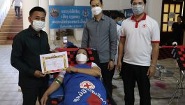         ໃນຕອນເຊົ້າວັນທີ່ 16 ພະຈິກ 2021 ຢູ່ທີ່ຫ້ອງວ່າການເມືອງ ວຽງທອງ, ແຂວງ ບໍລິຄໍາໄຊ ທີມງານອົງການກາແດງ ແຂວງບໍລິຄໍາໄຊ ສົມທົບກັບຫ້ອງການ ຮສສ ເມືອງວຽງທອງ ເປີດຮັບບໍລິຈາກເລືອດແບບຄວາມສະໝັກໃຈ ໂດຍບໍ່ຮຽກຮ້ອງເອົາຄ່າຕອບແທນ, ໂດຍເປັນກຽດເຂົ້າຮ່ວມຂອງ ທ່ານ ບົວພັນ [&hellip;]