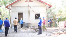 ໂດຍປະຕິບັດຕາມແຜນການເຄື່ອນໄຫວຂອງຄະນະຊາວໜຸ່ມຮາກຖານ ປກສ ແຂວງບໍລິຄໍາໄຊ, ສະຫາຍ ພັທ ກອງລະສັກ ສີສຸກລາດ ຄະນະປະຈໍາຊາວໜຸ່ມແຂວງ  ເລຂາຄະນະຊາວໜຸ່ມຮາກຖານ ປກສ ແຂວງບໍລິຄໍາໄຊ ໄດ້ນໍາພາສະມາຊິກຊາວໜຸ່ມຕະລຸມບອນ ຮາກຖານ ປກສ ແຂວງ ຈໍານວນ 10 ສະຫາຍ, ອອກແຮງງານປຸກສ້າງເຮືອນສາຍໃຈ ຊ່ວຍຄອບຄົວພະນັກງານຜູ້ທີ່ມີຄຸນງາມຄວາມດີໃນການປົກປັກຮັກສາ [&hellip;]