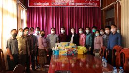      ຕອນບ່າຍຂອງວັນທີ 18 ພະຈິກ 2021 ຢູ່ສຳນັກງານຫ້ອງວ່າການ ເມືອງວຽງທອງ, ແຂວບໍລິຄໍາໄຊ ທ່ານ ດຣ ບຸນຍັງ ພົມມະຈັນ ຜູ້ອໍານວຍການໂຮງໝໍແຂວງ ບໍລິຄໍາໄຊ ໄດ້ນໍາເອົາເຄື່ອງຈຳ ນວນໜື່ງ ມາມອບໃຫ້ເມືອງວຽງທອງ ເພື່ອປະກອບສ່ວນເຂົ້າໃນວຽກງານປ້ອງກັນ, ຄວບຄຸມ, ສະກັດກັ້ນ [&hellip;]