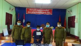           ໃນວັນທີ 30 ຕຸລາ 2021ນີ້ ເວລາ 13ໂມງ ເຈົ້າໜ້າທີ່ຕຳຫຼວດ ປກສ ເມືອງບໍລິຄັນ ແຂວງບໍລິຄຳໄຊ ໄດ້ຮັບແຈ້ງຈາກ ພົນລະເມືອງດີວ່າ: ມີກຸ່ມຄົນຈຳນວນໜື່ງ ນັດສົ່ງຢາບ້າຢູ່ທີ່ຈຸດຕະຫຼາດ ເທດສະບານເມືອງບໍລິຄັນ ເພື່ອຈະນຳໄປຂາຍໃຫ້ກັບໄວລຸ່ນ ເຂດພູຄຳ, ເມື່ອໄດ້ຮັບແຫຼ່ງຂ່າວທາງເຈົ້າໜ້າທີ່ວິຊາສະເພາະຈື່ງລົງກວດກາສະຖານທີ່ຕົວຈີງ ເພື່ອຕິດຕາມ [&hellip;]