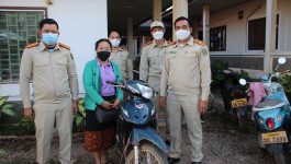          ວັນທີ 29 ພະຈິກ 2021 ນີ້ເຈົ້າໜ້າທີ່ຕຳຫຼວດຈາລະຈອນ ແຂວງ ບໍລິຄໍາໄຊ ໄດ້ມອບລົດຈັກທີ່ຖືກຄົນລັກໄປຄືນໃຫ້ເຈົ້າຂອງເດີມ, ກ່າວມອບໂດຍ ທ່ານ ພັນຕີ ທິບຊົມພູ ຈັງທະລັງສີ ຮອງຫົວໜ້າພະແນກຈາລະຈອນ ກ່າວຮັບໂດຍ ທ່ານ ນ ຊົວວ່າງ, ມີເຈົ້າໜ້າທີພາກສ່ວນກ່ຽວຂ້ອງ, [&hellip;]