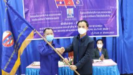 ໃນວັນທີ 21 ທັນວາ 2021 ຢູ່ຫ້ອງປະຊຸມຫ້ອງວ່າການແຂວງ ໄດ້ຈັດພິທີມອບ-ຮັບໃບຢັ້ງຢືນ ແລະ ທຸງໄຊນໍາໜ້າ 4 ບຸກ ຂຶ້ນ ພາຍໃຕ້ການເປັນປະທານຂອງ ສະຫາຍ ຄໍາເຮືອງ ມູນທໍາມາ ເລຂາຊາວໜຸ່ມໜ່ວຍຮາກຖານ, ເຂົ້າຮ່ວມໂດຍ ສະຫາຍ ທະນູວັນ ວົງມະນີ [&hellip;]
