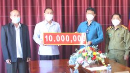        ຕອນເຊົ້າ ວັນທີ 30 ທັນວາ 2021 ຄະນະຄຸ້ມຄອງດ່ານຊາຍແດນສາກົນນ້ຳພາວ ໄດ້ນໍາເອົາເງິນສົດ 10.000.000 ກີບ (ສິບລ້ານກີບ) ມາມອບໃຫ້ແກ່ກອງບັນຊາການ ປກສ ແຂວງ ບໍລິຄຳໄຊ ເພື່ອປະກອບສ່ວນຊຸກຍູ້ທຶນຮອນ ເຂົ້າໃນການພັດທະນາກົມກອງ ໂດຍສະເພາະ ກໍ່ແມ່ນການກໍ່ສ້າງຄອງລະບາຍນ້ຳ ເພື່ອເຮັດໃຫ້ສະຖານທີ່ຄ້າຍມີຄວາມສະອາດງາມຕາ. [&hellip;]