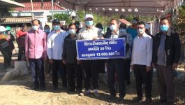         ໃນຕອນບ່າຍຂອງວັນທີ່ 15 ທັນວາ 2021 ເມືອງບໍລິຄັນ ແຂວງບໍລິຄໍາໄຊ  ໄດ້ນໍາເອົາຊີມັງ ຈໍານວນ 20 ໂຕ່ນ ລວມເປັນເງີນ  12 ລ້ານກີບ ມອບໃຫ້ ບ້ານ ສີສະຫວາດ ເພື່ອປະກອບສ່ວນສົມທົບທືນເຂົ້າໃນການສ້າງທາງເບຕົ່ງຂອງບ້ານ ໃຫ້ສໍາເລັດຕາມລະດັບຄາດໝາຍທີ່ວາງໄວ້ ກ່າວມອບໂດຍ [&hellip;]