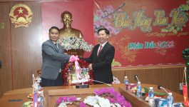     ຕອນເຊົ້າຂອງວັນທີ 29 ມັງກອນ 2022 ຢູ່ຫ້ອງປະຊຸມດ່ານສາກົນນໍ້າພາວ-ເກົາແຈວ ຊາຍແດນລາວ-ຫວຽດນາມ ເມືອງຈູງເຕີມ ແຂວງຮ່າຕິ່ງ ສສ ຫວຽດນາມ ສະຫາຍ ພັອ ຄໍາແພນ ວິລືທໍາ ກໍາມະການພັັກແຂວງ ເລຂາພັກເມືອງ ເຈົ້າເມືອງວຽງທອງ ພ້ອມດ້ວຍຄະນະໄດ້ນໍາເອົາດອກໄມ້ ແລະ [&hellip;]
