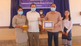      ຕອນເຊົ້າຂອງວັນທີ 9 ກຸມພາ 2022 ບ້ານຫ້ວຍຫອຍ, ເມືອງວຽງທອງ, ແຂວງບໍລິຄໍາໄຊ ໄດ້ຈັດພິທີມອບ – ຮັບໃບຢັ້ງຢືນ ບ້ານໜັກແໜ້ນ, ເຂັ້ມແຂງ ປະຈໍາປີ 2022. ພິທີຈັດຂື້ນຢູ່ສະໂມສອນບ້ານດັ່ງກ່າວ ໂດຍເປັນກຽດເຂົ້າຮ່ວມຂອງ ທ່ານ ບົວພັນ ອິນຄໍາມະວົງ [&hellip;]
