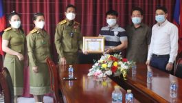         ຕອນບ່າຍ ວັນທີ 28 ມັງກອນ 2022 ນີ້. ກອງບັນຊາການ ປກສ ແຂວງ ບໍລິຄຳໄຊ ໄດ້ຈັດພິທິ ມອບໃບກຽດຕິຄຸນໃຫ້ ສະມາຄົມພັດທະນາຊັບພະຍາກອນມະນຸດ ແລະ ສົ່ງເສີມຄຸນນະທໍາ ຮ່ວມກັບບໍລິສັດປຸງແຕ່ງຢາພື້ນເມືອງລາວຫວ້ານລືສີຄຸນຊັບ. ບ້ານໂນນສະຫວ່າງ ເມືອງວຽງຄຳ ແຂວງວຽງຈັນ [&hellip;]