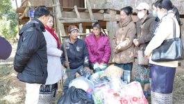 ໃນຕອນເຊົ້າວັນທີ 23 ກຸມພາ 2022 ນີ້ສະມາຄົມແມ່ບ້ານເມືອງຄຳເກີດ ເຊີ່ງນຳທີມໂດຍ ທ່ານ ນາງ ຄຳເພົາ ສີສະຫມຸດ ປະທານສະມາຄົມແມ່ບ້ານ, ຄອບຄົວການນຳ, ຫ້ອງການແຮງງານ ແລະ ສະຫວັດດີການ-ສັງຄົມ, ຫ້ອງການສະຫະພັນກຳມະບານ ພ້ອມດ້ວຍຄະນະ ໄດ້ພ້ອມກັນປະກອບສ່ວນວັດຖຸເຄື່ອງອຸປະໂພກ-ບໍລິໂພກ ເປັນຕົ້ນແມ່ນຜ້າຫົ່ມ, ເຄື່ອງນຸ່ງ [&hellip;]