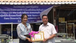 ເພື່ອເປັນການສົ່ງເສີມ ແລະ ພັດທະນາ ສີມືແຮງງານ ໃຫ້ແກ່ພໍ່ແມ່ປະຊາຊົນ, ພ້ອມທັງຍົກລະດັບປະສິດທິພາບ ຂອງການຜະລິດສິນຄ້າໃຫ້ດີຂຶ້ນ, ໃນວັນທີ 13 ມີນາ 2022 ຢູ່ບ້ານພະບາດໂພນສັນ ເມືອງທ່າພະບາດ ແຂວງບໍລິຄໍາໄຊ ທ່ານ ນາງ ບົວໄພລິນ ບຸບຜາວັນ ພັນລະຍາທ່ານ ບົວສອນ [&hellip;]