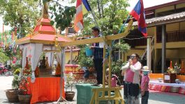 ໃນວັນທີ 15 ເມສາ 2022 ເປັນມື້ທີສອງຂອງບຸນຕຸດສົງການປີໃໝ່ລາວ 2565 ໄດ້ໝູນວຽນມາຮອດອີກຄັ້ງໜື່ງ ເຖິງປີນີ້ຈະຖືກຜົນກະທົບຈາກ ໂຄວິດ-19 ແຕ່ບັນຍາກາດຂອງກິດຈະກຳທາງສາສະໜາ ແລະ ວັດທະນະທຳ ຂອງພໍ່ແມ່ປະຊາຊົນ ກໍ່ຍັງຮັກສາໄດ້ຄືກັບທຸກໆປີ. ບຸນຕຸດສົງການປີນີ້ ອອກຕົນຍາດໂຍມທັງຫຼາຍຈະໄດ້ເຂົ້າມາເຕົ້າໂຮມຢູ່ວັດ ເພື່ອເຮັດພິທີອັງເຊີນພຣະພຸດທະຮູບລົງຫົດສົງ ຕາມຮີດຄອງປະເພນີ. ການສົງພຣະນີ້ ກໍ່ແມ່ນເພື່ອເປັນສິລິມົງຄຸນແກ່ຕົວເອງ [&hellip;]