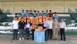 ເພື່ອເປັນການປະກອບສ່ວນຊຸກຍູ້ວຽກງານກິລາ ທີ່ກຳລັງຈະໄປແຂ່ງຂັນຢູ່ນະຄອນຫຼວງວຽງຈັນ, ໃນຕອນບ່າຍຂອງວັນທີ 29 ເມສາ 2022 ຢູ່ເດີ່ນກິລາເມືອງປາກຊັນ ແຂວງບໍລິຄຳໄຊ ອະດີດນັກຮຽນອຸດົມປາກຊັນ ລຸ່ນ 8 ໄດ້ນຳເອົາເຄື່ອງບໍລິໂພກຈຳນວນໜຶ່ງ ມາມອບໃຫ້ນັກກິລາ ຕາງໜ້າມອບໂດຍທ່ານ ບຸນໝັ້ນ ໄຊຍະວົງ ແລະ ຕາງໜ້າຮັບໂດຍທ່ານ ຄຳເພັດ ໄຊປັນຍາ [&hellip;]