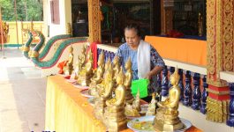 ໃນວັນທີ 14 ເມສາ 2022 ເປັນມື້ທຳອິດ ບຸນຕຸດສົງການປີໃໝ່ລາວ 2565 ໄດ້ໝູນວຽນມາຮອດອີກຄັ້ງໜື່ງ ປີນີ້ ເປັນອີກໜື່ງປີທີຖືກຜົນກະທົບຈາກ ໂຄວິດ-19 ແຕ່ບັນຍາກາດຂອງກິດຈະກຳທາງສາສະໜາ ແລະ ວັດທະນະທຳ ຂອງພໍ່ແມ່ປະຊາຊົນ ກໍ່ຍັງຮັກສາໄດ້ຄືກັບທຸກໆປີ. ບຸນຕຸດສົງການປີນີ້ ອອກຕົນຍາດໂຍມທັງຫຼາຍຈະໄດ້ເຂົ້າມາເຕົ້າໂຮມຢູ່ວັດ ເພື່ອເຮັດພິທີອັງເຊີນພຣະພຸດທະຮູບລົງຫົດສົງ ຕາມຮີດຄອງປະເພນີ. [&hellip;]