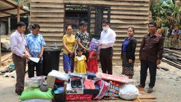  ດ້ວຍຄວາມເປັນຫ່ວງເປັນໄຍຈາກການນໍາພັກ – ລັດ, ເພື່ອເປັນການບັນເທົາທຸກໃຫ້ແກ່ຄອບຄົວຜູ້ຖືກເຄາະຮ້າຍໄຟໄໝ້ເຮືອນ, ເຊົ້າວັນທີ 28 ເມສາ 2022 ການນຳຂອງເມືອງວຽງທອງ ແຂວງບໍລິຄຳໄຊ ໄດ້ສົມທົບກັບພາກສ່ວນທີ່ກ່ຽວຂ້ອງຂອງເມືອງ ແລະ ອຳນາດການປົກຄອງບ້ານ ໄດ້ນຳເອົາເຄື່ອງອຸປະໂພກ – ບໍລິໂພກຈຳນວນໜື່ງ ຄື: ເຂົ້າສານ 50 ກິໂລ, [&hellip;]