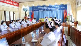  ໃນຕອນເຊົ້າຂອງວັນທີ 13 ພຶດສະພາ 2022 ນີ້ ທີ່ຫ້ອງປະຊຸມໂຮງໝໍຊຸມຊົນເມືອງຄໍາເກີດໄດ້ ຈັດພິທີປາຖະກະຖາເລົ່າຄືນປະຫວັດຄວາມເປັນມາຂອງວັນພະຍາບານສາກົນ ໂດຍການເປັນປະທານຂອງທ່ານ ອ່ອນສີ ສີຈັນທະວົງ ຜູ້ອໍານວຍການໂຮງໝໍຊຸມຊົນເມືອງຄໍາເກີດ ມີພະຍາບານພາຍໃນໂຮງໝໍຊຸມຊົນເມືອງເຂົ້າຮ່ວມ. ທ່ານຜູ້ອໍານວຍການໂຮງໝໍໄດ້ກ່າວວ່າ: ກ່ອນໜ້ານີ້ 202 ປີ ມີຍິງຄົນໜື່ງ ໄຝ່ຝັນຢາກເປັນພະຍາບານ ເພາະນາງເປັນຜູ້ທີຮັກໄຄ່ວຄົນເຈັບ ຜູ້ທີ່ທຸກຍາກ [&hellip;]