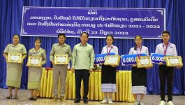 ພິທີມອບຫຼຽນ, ໃບຍ້ອງຍໍ ໃຫ້ນັກຮຽນເກັ່ງລະດັບຊາດ, ຄູສອນດີເດັ່ນ ແລະ ໃບຢັ້ງຢືນຕໍາແໜ່ງວິຊາການຄູ ປະຈໍາສົກຮຽນ 2021 – 2022 ໄດ້ຈັດຂຶ້ນໃນວັນທີ 23 ມິຖຸນາ 2022 ຢູ່ສະໂມສອນໃຫຍ່ຂອງແຂວງ, ເຂົ້າຮ່ວມໂດຍ ທ່ານ ຄໍາແຫວນ ປັນຍານຸວົງ ຮອງເເຈົ້າແຂວງບໍລິຄຳໄຊ, [&hellip;]