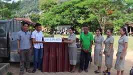   ເພື່ອເປັນການປະກອບສ່ວນເຂົ້າໃນວຽກງານການສືກສາ ພາຍໃນເມືອງວຽງທອງ ໃຫ້ມີການພັດທະນາ ໃນຕອນບ່າຍຂອງວັນທີ 2 ມິຖຸນາ 2022 ທາງນັກທຸລະກິດໝຸ່ມເມືອງ ວຽງທອງ ແຂວງບໍລິຄຳໄຊ ໄດ້ນຳເອົາກະເບື້ອງຈຳນວນ 120 ແຜ່ນ, ຂໍເກາະກະເບື້ອງຈຳນວນ 240 ອັນ ແລະ ກະເບື້ອງລົບຄູ່ 18 [&hellip;]