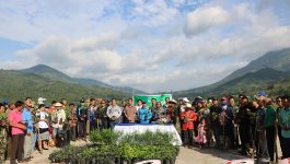 ໃນຕອນເຊົ້າຂອງວັນທີ 1 ມິຖຸນາ 2022 ຢູ່ທີ່ເດີ່ນຫ້ອງວ່າການເມືອງໄຊຈຳພອນ ແລະ ເດີ່ນໂຮງໝໍຊຸມຊົນເມືອງວຽງທອງ ແຂວງບໍລິຄຳໄຊ ໄດ້ຈັດພິທີປູກຕົ້ນໄມ້ ເນື່ອງໃນວັນປູກຕົ້ນໄມ້ແຫ່ງຊາດ 1 ມິຖຸນາ ຂື້ນ. ເມືອງໄຊຈຳພອນ ເປັນກຽດເຂົ້າຮ່ວມຂອງ ທ່ານ ໂກ່ ໄຊສົມບັດ ເຈົ້າເມືອງໄຊຈຳພອນ, ເມືອງວຽງທອງ [&hellip;]