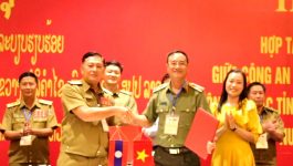 ໃນວັນທີ 25 ກໍລະກົດ 2022 ຢູ່ໂຮງແຮມວິນເປີນ ແຂວງເຫງະອານ ສສ ຫວຽດນາມ ໄດ້ຈັດກອງປະຊຸມຮ່ວມມືຮັກສາຄວາມສະຫງົບ, ຄວາມເປັນລະບຽບຮຽບຮ້ອຍ ແລະ ການສ້າງຫ້ອງການປ້ອງກັນຄວາມສະຫງົບກຸ່ມບ້ານ ກັບ ກອງບັນຊາການປ້ອງກັນຄວາມສະຫງົບແຂວງ 3 ແຂວງ ສປປ ລາວ ຄື: ປກສ [&hellip;]