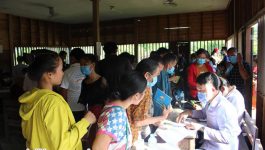 ເມືອງວຽງທອງ ແມ່ນເມືອງໜຶ່ງຂອງແຂວງບໍລິຄຳໄຊ ທີ່ມີຜູ້ຕິດເຊື້ອພະຍາດໂຄວິດ 19 ສູງເຖິງ 488 ຄົນ, ເຊິ່ງໃນນີ້ ຕົວເລກປະຊາຊົນທີ່ເຂົ້າບໍລິການສັກວັກຊີນປ້ອງກັນໂຄວິດ-19 ແມ່ນຍັງຢູ່ໃນລະດັບຕໍ່າ, ເນື່ອງຈາກວ່າ ໃນໄລຍະທີ່ມີການແຜ່ລະບາດຂອງພະຍາດດັ່ງກ່າວ ໃນເບື້ອງຕົ້ນ ປະຊາຊົນຢູ່ເຂດເມືອງວຽງທອງ ໄດ້ຮຽກຮ້ອງເຂົ້າຮັບການສັກວັກຊີນຢ່າງຫຼວງຫຼາຍໃນແຕ່ລະວັນ ແຕ່ວັກຊີນແມ່ນຍັງມີຈຳກັດ, ໄລຍະຕໍ່ມາ ຂັ້ນເທິງກໍເອົາໃຈໃສ່ໃນການຈັດຫາວັກຊີນ ເພື່ອໃຫ້ພຽງພໍກັບຄວາມຮຽກຮ້ອງຕ້ອງການຂອງປະຊາຊົນ, ແຕ່ຍັງປະກົດເຫັນປະຊາຊົນບາງກຸ່ມ [&hellip;]
