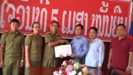 ວັນທີ 1 ກັນຍາ 2022 ຢູ່ຫ້ອງປະຊຸມກອງບັນຊາການປ້ອງກັນຄວາມສະຫງົບແຂວງ ທ່ານ ຍາວ ຈະເລີນສຸກ ເຈົ້າຂອງຮ້ານຂາຍລົດໃຫຍ່ມັງກອນລັດສະໝີໂຊກ ບ້ານຫົງໄຊ ເມືອງປາກຊັນ ໄດ້ນຳເອົາເງິນຈຳນວນ 4.500.000 ກີບ ມາມອບໃຫ້ແກ່ກອງບັນຊາການ ປກສ ແຂວງບໍລິຄໍາໄຊ ເພື່ອເປັນການປະກອບສ່ວນເຂົ້າໃນການປັບປຸງບູລະນະກົມກອງ,  ກ່າວຮັບໂດຍທ່ານ ພັທ [&hellip;]