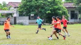 ການແຂ່ງຂັນບານເຕະອາຍຸບໍ່ເກີນ 17 ປີ ທີມຍິງ ແລະ ທີມຊາຍ ຊິງຂັນທ່ານເຈົ້າແຂວງບໍລິຄຳໄຊ ໃນວັນທີ 22 ກັນຍາ 2022 ຍັງສືບຕໍ່ດໍາເນີນໄປດ້ວຍບັນຍາກາດຟົດຟື້ນມ່ວນຊື່ນ ແລະ ດຸເດືອດ, ເພາະເປັນເກມຕັດສິນວ່າ ທີມໄດ້ຈະຜ່ານເຂົ້າໄປສູ່ຮອບ 4 ທີມສຸດທ້າຍ. ຄູ່ທຳອີດຂອງມື້ທີ 3 [&hellip;]
