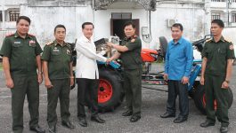 ເພື່ອເປັນການປະກອບສ່ວນ ພາຫະນະຮັບໃຊ້ເຂົ້າໃນວຽກງານທີ່ຈໍາເປັນ ໃນການຈັດຕັ້ງປະຕິບັດວຽກງານ ຂອງກົມກອງກໍາລັງ ປກຊ ຢູ່ບັນດາເຂດຫ່າງໄກສອກຫຼີກ, ໃນຕອນເຊົ້າຂອງວັນທີ 03 ຕຸລາ 2022 ຢູ່ຫ້ອງວ່າການແຂວງ ບໍລິຄໍາໄຊ ທ່ານ ສາຍຄຳ ວົງຄຳທອງ ຮອງຫົວໜ້າຫ້ອງວ່າການແຂວງ ພ້ອມດ້ວຍຄະນະ ໄດ້ນໍາເອົາລົດຊິ້ງ ຍີ່ຫໍ ຄູໂບຕາ [&hellip;]