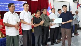 ພິທີປິດຝຶກອົບຮົມ ວຽກງານແກ້ໄຂຂໍ້ຂັດແຍ່ງຂັ້ນບ້ານ 7 ບ້ານລຸ່ມເຂື່ອນໄຟຟ້ານ້ຳເທີນ 1 ໄດ້ຈັດຂື້ນໃນຕອນເຊົ້າວັນທີ 6 ຕຸລາ 2022 ຢູ່ຫ້ອງປະຊຸມກຸ່ມເສດຖະກິດ ເມືອງປາກກະດິງ ແຂວງບໍລິຄຳໄຊ ເປັນກຽດເຂົ້າຮ່ວມຂອງທ່ານ ພັດສະດີ ພະສີໄກສອນ ຫົວໜ້າຫ້ອງການພະລັງງານ ແລະ ບໍ່ແຮ່ ເມືອງປາກກະດິງ, ມີຕາງໜ້າໂຄງການ [&hellip;]