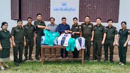 ເພື່ອເປັນການປະກອບສ່ວນຊຸກຍູ້ນັກກິລາສີພາຍເຮືອຊ່ວງ ກອງບັນຊາການທະຫານເມືອງວຽງທອງ ໃນວັນທີ 10 ຕຸລາ 2022 ທີ່ກອງບັນຊາການທະຫານເມືອງວຽງທອງ ໄດ້ມີພິທີມອບ-ຮັບເຄື່ອງກິລາຈາກນັກທຸລະກິດໜຸ່ມເມືອງວຽງທອງ ໂດຍຮັບຈາກ ທ່ານ ສົມດີ ແກ້ວມຸນມີ ຈຳນວນ 16 ຊຸດ ມູນຄ່າ 800.000 ກີບ, ທ່ານ ສໍ [&hellip;]