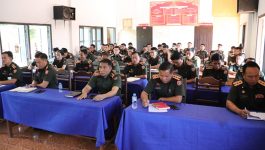 ໃນວັນວັນທີ 11 ຕຸລາ 2022 ຢູ່ກອງບັນຊາການທະຫານເມືອງປາກກະດິງ ໄດ້ມີກອງປະຊຸມເຜີຍແຜ່ເຊື່ອມຊືມ ເອກະສານແນວທາງການເມືອງຂອງພັກ ເປັນກຽດເຂົ້າຮ່ວມເຜີຍແຜ່ບັນຍາຍເອກະສານໂດຍທ່ານ ພັທ ບຸນຍັງ ມູນມະນີ ຫົວໜ້າການເມືອງກອງບັນຊາການທະຫານເມືອງປາກກະດິງ, ມີຄະນະພັກ-ຄະນະນຳ ພ້ອມດ້ວຍນາຍ ແລະ ພົນທະຫານພາຍໃນກົມກອງ ເຂົ້າຮ່ວມ. ເອກະສານທີ່ນໍາມາເຜີຍແຜ່ຄັ້ງນີ້ ປະກອບດ້ວຍ: ເນື້ອໃນມະຕິກອງປະຊຸມ [&hellip;]