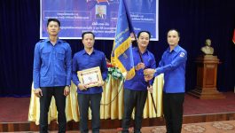ໃນວັນທີ 17 ຕຸລາ 2022 ຢູ່ຫ້ອງປະຊຸມຫ້ອງວ່າການແຂວງ ໄດ້ຈັດພິທີມອບ-ຮັບໃບຢັ້ງຢືນ 4 ບຸກຂຶ້ນ ໂດຍເປັນປະທານ ສະຫາຍ ຄຳຫຼ້າ ຫຼວງແສງເພັດ ເລຂາຊາວໜຸ່ມຮາກຖານຊາວໜຸ່ມຫ້ອງວ່າການແຂວງ, ເປັນກຽດເຂົ້າຮ່ວມເປັນຄະນະປະທານໂດຍ ສະຫາຍ ທະນູວັນ ວົງມະນີ ຮອງເລຂາຄະນະບໍລິຫານງານຊາວໜຸ່ມແຂວງ ແລະສະຫາຍ ສາຍຄຳ [&hellip;]