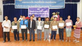 ໃນວັນທີ 1 ພະຈິກ 2022 ຢູ່ຫ້ອງການບ້ານ ຈອມທອງ ເມືອງວຽງທອງ ໄດ້ຈັດພິທີຮັບຮອງຄອບຄົວ,ບ້ານຈອມທອງ ເປັນຄອບຄົວ, ບ້ານໜັກແໜ້ນທາງດ້ານການເມືອງ, ສະຕິເຄົາລົບ ແລະ ປະຕິບັດລະບຽບກົດໝາຍບ້ານເມືອງ ໂດຍເປັນກຽດເຂົ້າຮ່ວມຂອງ ທ່ານ ຄຳມອນ ໄຊພົມມີ ຮອງເລຂາພັກເມືອງວຽງທອງ, ທ່ານ ອຸດອນ [&hellip;]