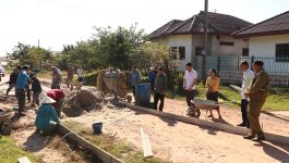 ໃນວັນທີ 11 ພະຈິກ 2022 ຜ່ານມານີ້ ຢູ່ອາຣາມວັດບ້ານທົ່ງນ້ອຍ, ເມືອງປາກຊັນ ໄດ້ນຳເອົາປູນຊີມັງ ຈຳນວນ 15 ໂຕນ ມູນຄ່າ 17.100.000 ກີບ ແລະ ເງິນສົດ 3.000.000 ກີບ ມອບໃຫ້ແກ່ບ້ານທົ່ງນ້ອຍ, ເມືອງປາກຊັນ, [&hellip;]