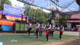 ໃນວັນທີ 11 ພະຈິກ 2022 ຢູ່ສະໂມສອນບ້ານທົ່ງນາມີ ຫ້ອງການຖະແຫຼງຂ່າວ, ວັດທະນະທຳ ແລະ ທ່ອງທ່ຽວ ເມືອງປາກກະດິງ ແຂວງບໍລິຄຳໄຊ ໄດ້ສົມທົບກັບບ້ານທົ່ງນາມີ ຈັດງານສະແດງສິລະປະ – ວັນນະຄະດີ ແລະ ປະກວດແຂ່ງຂັນນັກຮ້ອງສຽງດີພາຍໃນບ້ານ ເພື່ອສະເຫຼີມສະຫຼອງຂ່ຳນັບຮັບຕ້ອນວັນຊາດທີ 2 ທັນວາ [&hellip;]