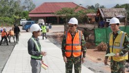 ທ່ານ ພັທ ສຸລິວັນ ຈັນທະວີ ຫົວໜ້າພະແນກກໍ່ສ້າງ ຜູ້ຊີ້ນຳວຽກງານກໍ່ສ້າງ ໃຫ້ສຳພາດໃນຄັ້ງວັນທີ 21 ພະຈິກ 2022 ໃຫ້ຮູ້ວ່າ: ໂຄງການກໍ່ສ້າງເສັ້ນທາງຊອຍບ້ານສົມສະໜຸກ ເມືອງຄຳເກີດ ແມ່ນໜື່ງໃນວຽກຮ່ວມພັດທະນາພື້ນຖານໂຄງລ່າງຂອງບໍລິສັດພັດທະນາຊົນນະບົດ ທີ່ຕິດພັນກັບເມືອງຄຳເກີດ ເປັນຕົ້ນວຽກກໍ່ສ້າງສ້ອມແປງທາງຮ່ອມ – ທາງຊອຍ ໃນຂົງເຂດເທດສະບານ ແມ່ນປະຕິບັດສຳເລັດຫຼາຍເສັ້ນທາງ [&hellip;]