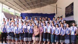 ໃນຕອນເຊົ້າຂອງວັນທີ 24 ພະຈິກ 2022 ຢູ່ວິທະຍາໄລພຽນຈະເລີນ ໄດ້ຈັດພິທີມອບໃບປະກາສະນີຍະບັດ ໃຫ້ນັກສຶກສາ ປະຈຳສົກປີ 2021 – 2022, ໃຫ້ກຽດເຂົ້າຮ່ວມຂອງທ່ານ ລົມ ແພງສຸກ ຫົວໜ້າພະແນກສຶກສາທິການ ແລະ ກິລາແຂວງບໍລິຄຳໄຊ, ມີຄະນະອຳນວຍການ, ຄູອາຈານ, ນັກສຶກສາ [&hellip;]