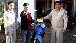 ໃນວັນທີ 10 ພະຈິກ 2022 ເຈົ້າໜ້າທີ່ພະແນກຕຳຫຼວດຈະລາຈອນ ປກສ ແຂວງ ບໍລິຄຳໄຊ ໄດ້ມອບລົດຈັກຍີ້ຫໍ້ ຮອນດ້າ ເວັບ 100 ສີຟ້າດຳ ບໍ່ຕິດປ້າຍທະບຽນ ທີ່ຖືກຄົນຮ້າຍລັກໄປ ຄືນໃຫ້ເຈົ້າຂອງເດີມ, ກ່າວມອບໂດຍທ່ານ ພັນຕີ ສຸທອງ ສຸວັນນະວົງ [&hellip;]