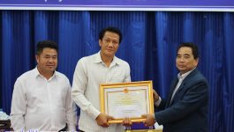 ພິທີມອບການຍ້ອງຍໍ ຈາກປະທານຄະນະກໍາມະການປະຊາຊົນ ແຂວງ ຮ່າຕິ້ງ ສສ ຫວຽດນາມ ໃຫ້ກັບກົມກອງ ແລະ ບຸກຄົນ ແຂວງ ບໍລິຄໍາໄຊ ທີ່ມີຜົນງານດີເດັ່ນປະກອບສ່ວນເຂົ້າໃນວຽກງານການຊອກຫາ – ຂຸດຄົ້ນ ແລະ ຈັດສົ່ງອັດຖິທະຫານອາສາສະໝັກ ແລະ ຊ່ຽງຊານຫວຽດນາມ ທີ່ເສຍຊີວິດໃນປາງສົງຄາມຢູ່ແຂວງ ບໍລິຄໍາໄຊ [&hellip;]