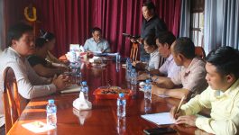 ໃນຕອນບ່າຍຂອງວັນທີ 13 ທັນວາ 2022 ຢູ່ຫ້ອງປະຊຸມຊັ້ນ II ຫ້ອງວ່າການເມືອງວຽງທອງ, ແຂວງບໍລິຄໍາໄຊ ໄດ້ຈັດພິທີປະກາດສ້າງຕັ້ງໜ່ວຍພັກຫ້ອງການກາແດງເມືອງ ແລະ ບົ່ງຕົວແຕ່ງຕັ້ງເລຂາ, ຮອງເລຂາໜ່ວຍພັກຫ້ອງການກາແດງ ທີ່ຂຶ້ນກັບອົງຄະນະພັກເມືອງວຽງທອງ ໂດຍເປັນກຽດເຂົ້າຮ່ວມຂອງທ່ານ ທອງລິດ ສິດທິອໍາພາ ຄະນະປະຈໍາພັກເມືອງ, ຫົວໜ້າຄະນະຈັດຕັ້ງເມືອງ, ມີພະນັກງານຫ້ອງການທີ່ກ່ຽວຂ້ອງ ເຂົ້າຮ່ວມ. [&hellip;]