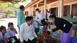 ຕອນເຊົ້າວັນທີ 7 ທັນວາ 2022 ຢູ່ທີ່ໂຮງຮຽນປະຖົມສົມບູນໂພນງາມ ເມືອງປາກກະດິງ ແຂວງບໍລິຄຳໄຊ ໄດ້ມີພິທີເປີດຂະບວນການໃຫ້ວັກຊີນ ກັນພະຍາດໂຄວິດ-19 ໃຫ້ກຸ່ມເປົ້າໝາຍ ແຕ່ອາຍຸ 5 ຫາ 11 ປີ ໂດຍເປັນກຽດເຂົ້າຮ່ວມຊີ້ນຳຂອງທ່ານ ພູເຂົາເງີນ ອິນທະວົງ ເຈົ້າເມືອງປາກກະດິງ, ທ່ານ [&hellip;]
