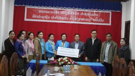 ເພື່ອເປັນການແກ້ໄຂຄວາມທຸກຍາກຂອງພໍ່ແມ່ປະຊາຊົນ ໃຫ້ຫຼຸດພົ້ນອອກຈາກຄອບຄົວທີ່ທຸກຍາກ ໃນວັນທີ 20 ທັນວາ 2022 ຢູ່ຫ້ອງວ່າການເມືອງ ທ່ານ ນາງ ຄຳປິວ ສີສົມບັດ ປະທານສະຫະພັນແມ່ຍິງແຂວງ ພ້ອມດ້ວຍຄະນະ ໄດ້ນຳເງິນ ມາມອບໃຫ້ເມືອງ ໂດຍໃຫ້ກຽດເຂົ້າຮ່ວມ ຂອງ ທ່ານ ສົມສົດ ແສງອາພອນ [&hellip;]