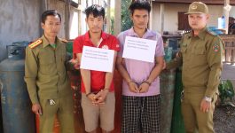 ເຈົ້າໜ້າທີ່ພະແນກຕຳຫຼວດ ປກສ ເມືອງປາກຊັນ ໄດ້ໃຫ້ຮູ້ວ່າ ໃນຄັ້ງວັນທີ 1 ທັນວາ 2022 ເວລາ 11 ໂມງ ເຈົ້າໜ້າທີ່ຕໍາຫຼວດໜ່ວຍງານຄະດີອາຍາ – ເສດຖະກິດ ໄດ້ຮັບແຈ້ງຄວາມຈາກພົນລະເມືອງດີ ວ່າ: ໄດ້ມີຄົນຮ້າຍມາລັກເອົາຖັງແກັດຢູ່ໂຮງງານກັບໂຟມຂອງຄົນຈີນ ທີ່ຕັ້ງຢູ່ບ້ານຫ້ວຍຄູນ ເມືອງບໍລິຄັນ ແຂວງບໍລິຄໍາໄຊ [&hellip;]