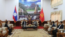 ໃນວັນທີ 19 ທັນວາ 2022 ຢູ່ຫ້ອງຮັບຮອງແຂວງບໍລິຄຳໄຊ ທ່ານ ວັນວິໄລ ແດນພູຫຼວງ ຮອງເລຂາພັກແຂວງ ໄດ້ເປັນກ້ຽດຕ້ອນຮັບ ທ່ານ ລາວປາວຊົ່ງ ນະວົງໄຊ ກໍາມະການສູນກາງພັກ ຮອງຫົວໜ້າຄະນະໂຄສະນາອົບຮົມສູນກາງພັກ ພ້ອມຄະນະ ເນື່ອງໃນໂອກາດມາເຄື່ອນໄຫວເຮັດວຽກຢູ່ແຂວງບໍລິຄຳໄຊ. ການມາຢ້ຽມຢາມແຂວງບໍລິຄຳໄຊ ໃນຄັ້ງນີ້ຂອງທ່ານຮອງຫົວໜ້າຄະນະໂຄສະນາອົບຮົມ ແມ່ນມາຕິດຕາມ [&hellip;]