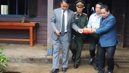 ໃນຕອນເຊົ້າວັນທີ 12 ມັງກອນ 2023 ຢູ່ສະໂມສອນກອງບັນຊາການທະຫານເມືອງວຽງທອງ ແຂວງບໍລິຄຳໄຊ ໄດ້ມີພິທີຈັດສົ່ງອັດຖິກະດູກທະຫານອາສາສະໝັກ ແລະ ຊ່ຽວຊານຫວຽດນາມ ທີ່ເສຍສະຫຼະຊິວິດໃນປາງສົງຄາມຢູ່ລາວ ເຊີ່ງຂຸດຄົ້ນໄດ້ຢູ່ເມືອງວຽງທອງ ໂດຍເປັນກຽດເຂົ້າຮ່ວມ ຂອງທ່ານ ວັນວິໄລ ແດນພູຫຼວງ ຮອງເລຂາພັກແຂວງ, ມີການນຳຂັ້ນແຂວງ, ຂັ້ນເມືອງ ພ້ອມດ້ວຍມວນຊົນ ແລະ [&hellip;]
