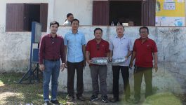 ໃນວັນທີ 22 ມັງກອນ 2023 ຢູ່ຫ້ອງການບ້ານປ່າໄລ ເມືອງທ່າພະບາດ ແຂວງບໍລິຄຳໄຊ ກຸ່ມສິດເກົ່າບ້ານປ່າໄລ່ ໄດ້ນໍາເອົາອຸປະກອນກໍ່ສ້າງ ມາມອບໃຫ້ແກ່ອຳນາດການປົກຄອງບ້ານປ່າໄລ່, ກ່າວຮັບໂດຍ ທ່ານ ວຽງສະຫວັນ ບານທະວົງ ນາຍບ້ານປ່າໄລ່ ໂດຍມີຄະນະບ້ານ ແລະ ກຸ່ມສິດເກົ່າບ້ານປ່າໄລ່ ເຂົ້າຮ່ວມເປັນສັກຂີພິຍານ. ເຄື່ອງທີ່ນຳມາມອບ [&hellip;]