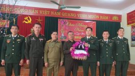 ເນື່ອງໃນໂອກາດວັນບຸນປີໃໝ່ຂອງຊາວຫວຽດນາມ ໃນວັນທີ 25 ມັງກອນ 2023 ທ່ານ ພັນໂທ ບົວແກ້ວ ຄໍາພະໄຊ ຫົວໜ້າການທະຫານ ກອງຮ້ອຍທະຫານຊາຍແດນ 251 ສປປ ລາວ ພ້ອມຄະນະ ໄດ້ນໍາເອົາກະຕ່າຂອງຂັວນ ແລະ ເຂົ້າສານໜຽວຈໍານວນສອງເປົາ ເຂົ້າອ່ວຍພອນ ຄະນະພັກ-ຄະນະບັນຊາດ່ານຕາມເຫີບ [&hellip;]