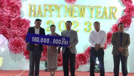ເພື່ອເປັນການເປີດໂອກາດໃຫ້ແຕ່ລະພາກສ່ວນໃນສັງຄົມ ໄດ້ມີປະກອບສ່ວນຊ່ວຍເຫຼືອສັງຄົມ, ໃນງານສະເຫຼີມສະຫຼອງສົ່ງທ້າຍປີເກົ່າ ຄສ 2022 ແລະ ຕ້ອນຮັບປີໃໝ່ ຄສ 2023 ທີ່ໄດ້ຈັດຂຶ້ນໃນຄຳ່ຄືນວັນທີ 31 ທັນວາ 2022 ຢູ່ສວນສາທາລະນະທ່ານ ສີສົມພອນ ລໍວັນໄຊ ໄດ້ເປີດຮັບບໍລິຈາກເພື່ອສົມທົບທຶນຮອນເຂົ້າກອງທຶນໜຶ່ງດວງໃຈບໍລິຄຳໄຊ ຊ່ວຍເຫຼືອສັງຄົມ ເຫັນວ່າ ຫຼາຍບໍລິສັດ-ລັດວິສະຫະກິດ, [&hellip;]