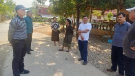 ຕອນບ່າຍວັນທີ 14 ກຸມພາ 2023 ທ່ານ ແສງອາລຸນ ແສງອາພອນ ຮອງເລຂາຄະນະບໍລິຫານງານພັກເມືອງປາກຊັນ ພ້ອມຄະນະ ໄດ້ລົງເຄື່ອນໄຫວຊຸກຍູ້ ແລະ ຕິດຕາມການກໍ່ສ້າງເສັ້ນທາງຮ່ອມ ພາຍໃນບ້ານທ່ານາ ດ້ວຍເບຕົງເສີມເຫຼັກ ໂດຍແມ່ນທຶນ ແລະ ແຮງງານຂອງປະຊາຊົນ ພາຍໃນບ້ານຮ່ວມແຮງຮ່ວມໃຈກໍ່ສ້າງ. ການກໍ່ສ້າງເສັ້ນທາງໄດ້ເລີ່ມລົງມືຈັດຕັ້ງປະຕິບັດ ມາແຕ່ວັນທີ [&hellip;]