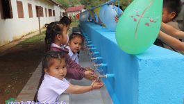 ພີທີມອບ – ຮັບ ອ່າງລ້າງໜ້າ,ຖູແຂ້ວ, ລ້າງມື ໃຫ້ໂຮງຮຽນປະຖົມສົມບູນບ້ານຈອມທອງ ໄດ້ຈັດຂຶ້ນໃນວັນທີ 10 ກຸມພາ 2023, ໂດຍໃຫ້ກຽດເຂົ້າຮ່ວມ ທ່ານ ບົວພັນ ອີນຄຳມະວົງ ຮອງເຈົ້າເມືອງວຽງທອງ, ມີຄະນະຫ້ອງການສຶກສາທິການ ແລະ ກິລາເມືອງ, ນາຍບ້ານ, ຜູ້ອຳນວຍການໂຮງຮຽນປະຖົມ, [&hellip;]