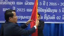 ພາຍໃນແຂວງ ປະດັບຫຼຽນໄຊ ໃຫ້ພະນັກງານດີເດັ່ນ
